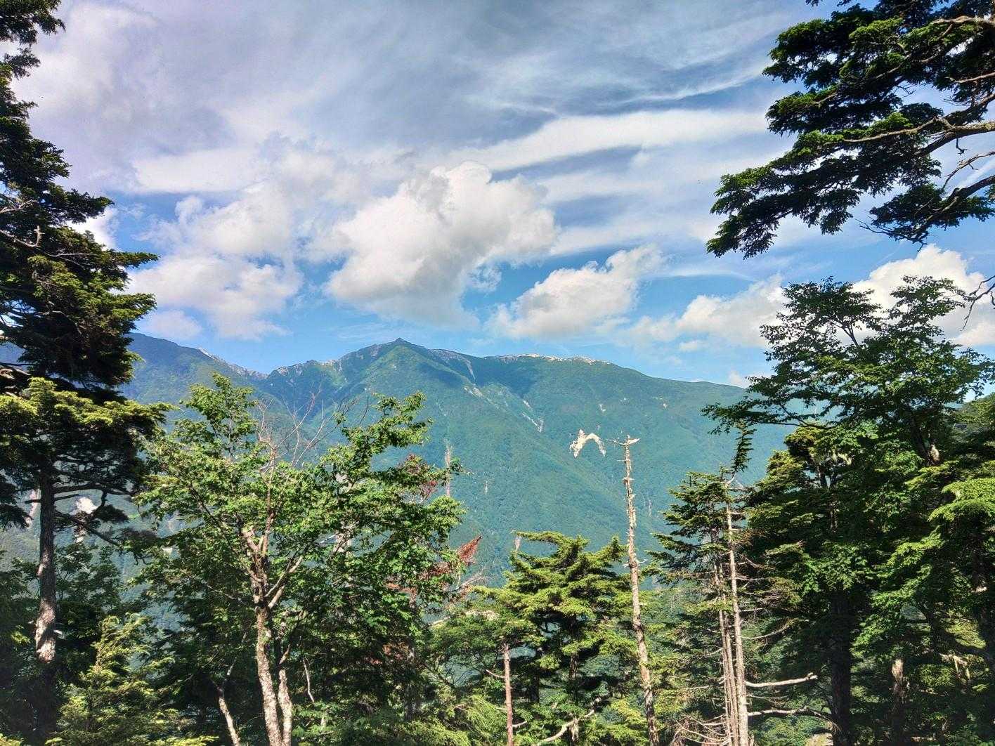 向こうに鳳凰三山