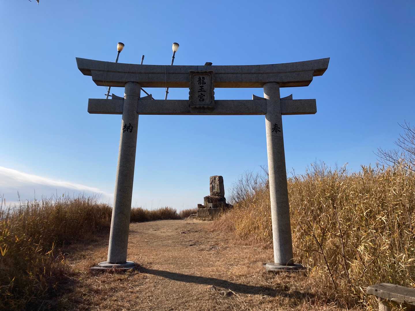 龍王宮の鳥居が見えたらもう山頂一帯。
登山口から、えっ？たったの15分？