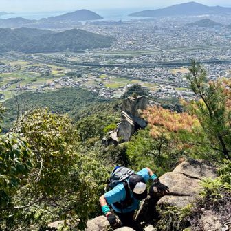 ろうそく岩をバックに岩を登るー。