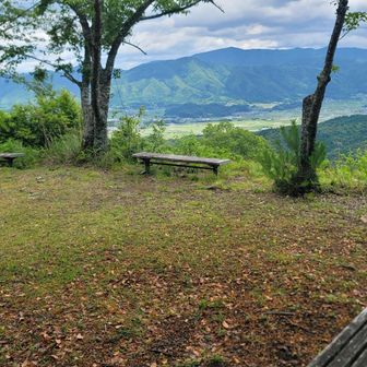 山頂は広い、ベンチもあります。
