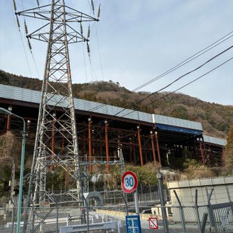 この送電網はJR東の施設です。近付かないようお願いします。