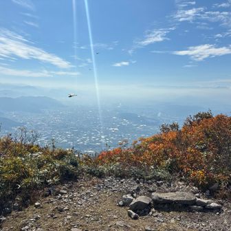山頂の眺望が素晴らしい。赤とんぼがいっぱい飛んでいました。