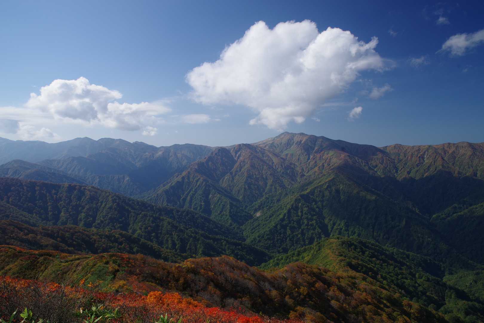 山頂から以東岳。来週にでも行けるかな😃