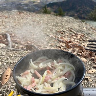 玉ねぎとベーコンと
ピーマン後入れで炒めます