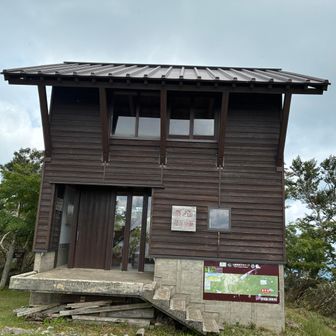 日差しが強かったので避難小屋利用させてもらいました
