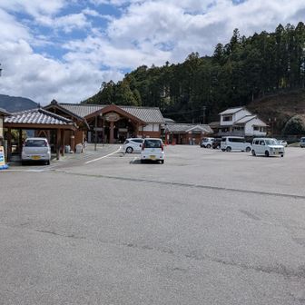 道の駅奥熊野古道ほんぐう

ここはバイクで2度ほどテント泊したところ、今はキャンプ禁止です。

紀伊田辺駅行きバスが1時間ほどで来ます。食事して待とう!!
いや小辺路完決しよう。