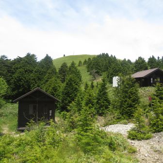 山頂近くに避難小屋があります