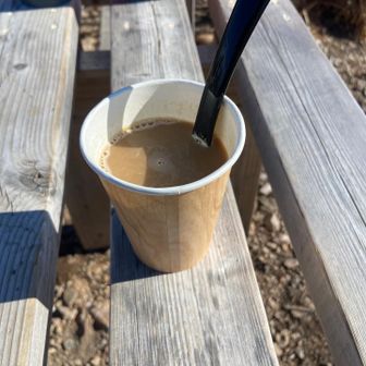 山頂でご一緒させていただいた女性にコーヒーをいただく。あったかい会話とコーヒーがありがたい☕️