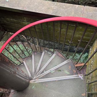 らせん階段降りて　ワクワク