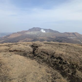 中岳の噴煙が控えめに上がります