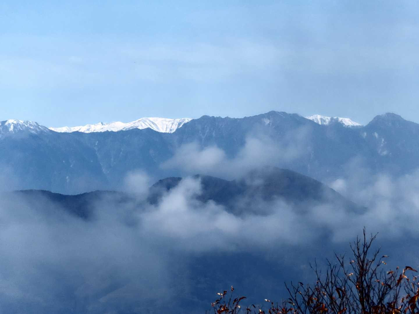 左の白い山並みは裏銀座方面(水晶岳、野口五郎岳等)、中央右は餓鬼岳、右端は唐沢岳