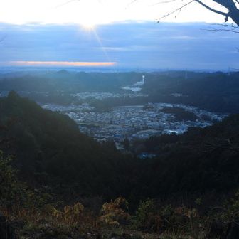 雲の上から日が昇り始めました。