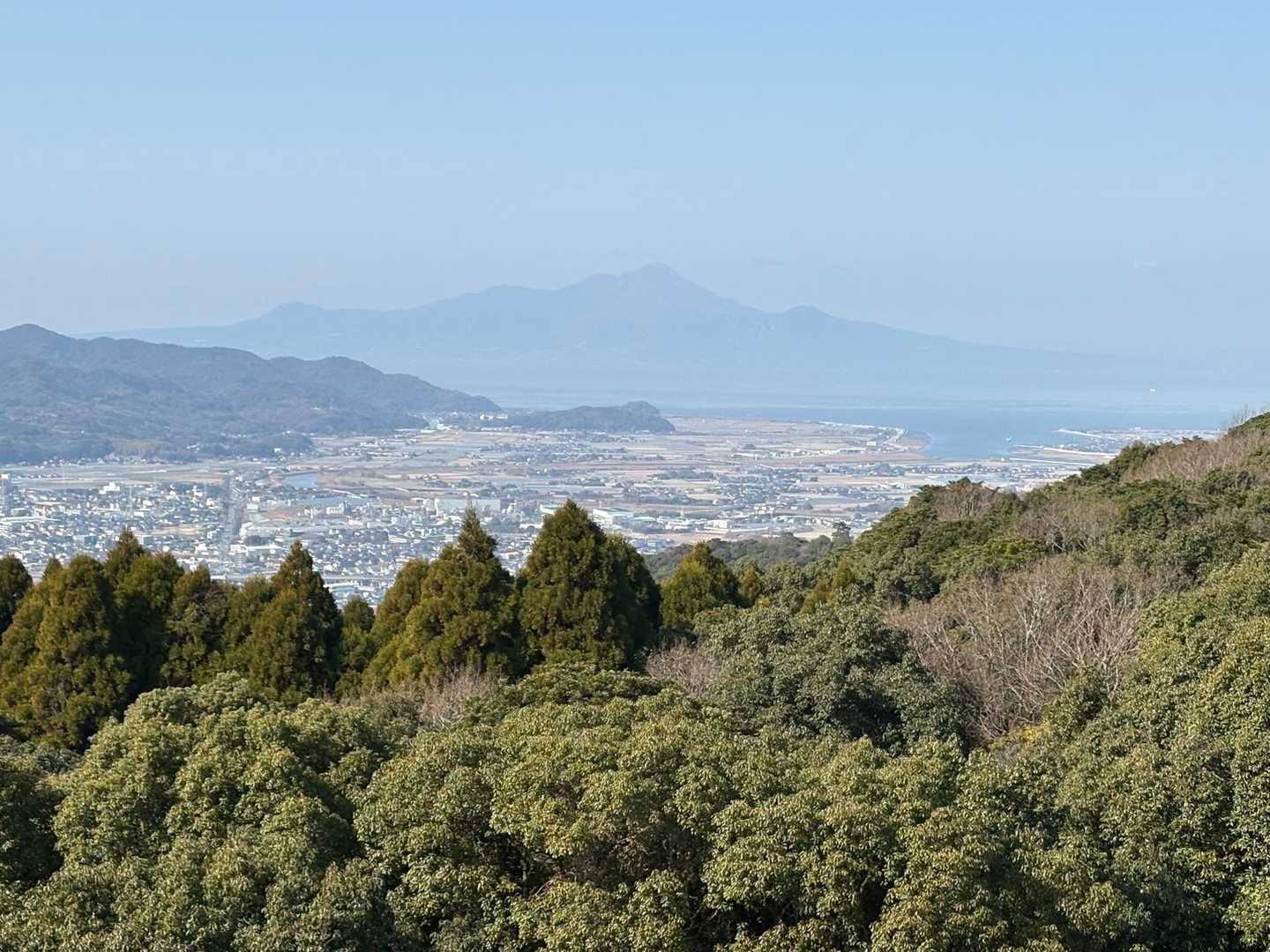 雲仙が大きく見えるけど、霞んでるなぁ