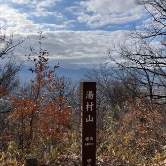 30分もしないうちに湯村山に到着。
甲府の街が見下ろせるいい景色です✨
東屋があり、登山ノートや掃除用具がきちんと置かれていました。