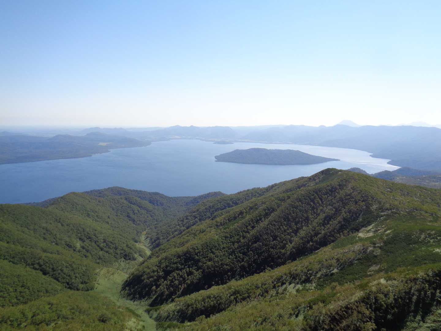 屈斜路湖の遠方には富士山形の雄阿寒岳⛰️が👀