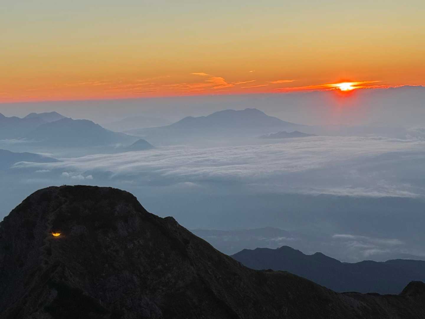 山頂でのご来光
左の山頂は鹿島槍ヶ岳北峰です