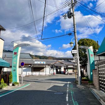 電車の本数が少ないので
ペパーミントグリーンの柱の間を走り抜ける🏃‍➡️

三輪そうめんを食べ損ね

🚃ここからは初めての電車を乗り継ぎ法隆寺へ向かって北上