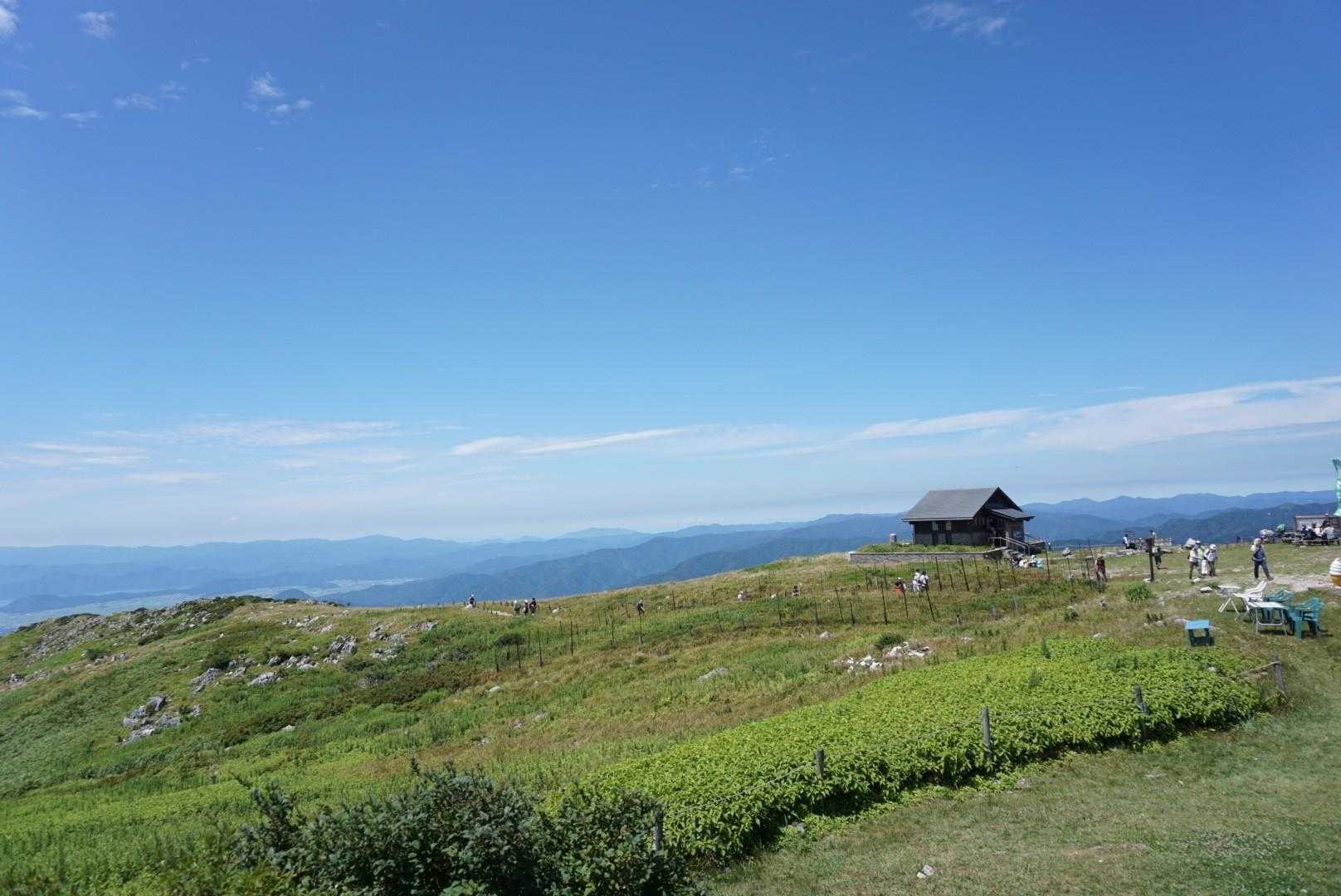 やっぱり青空はいいねぇ。
（素敵な雰囲気に写ってる建物だけど、実は🚻）