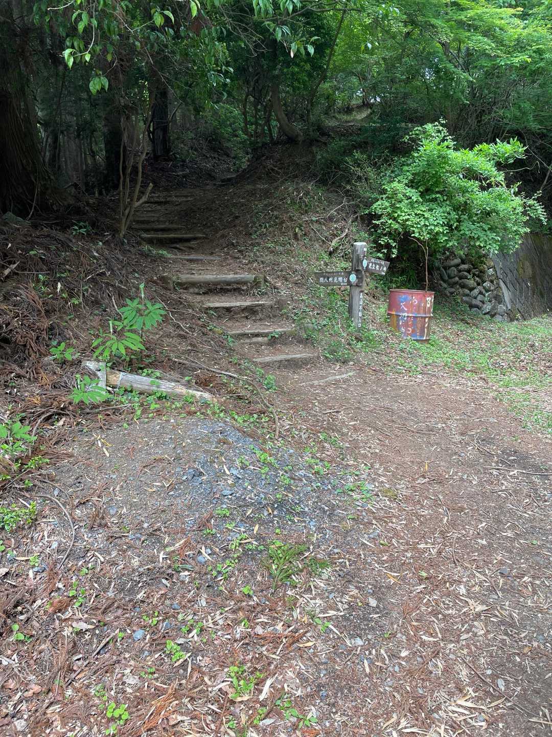 後ろに<関八州見晴台>へと向かう階段がありました😊