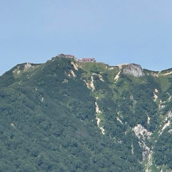 頑張って登り山頂近くまで標高を上げると燕山荘が見えてきます🏡　ワタクシのひみつきちからも日の出の時間帯には窓ガラスに朝日が反射して良く見えます😊