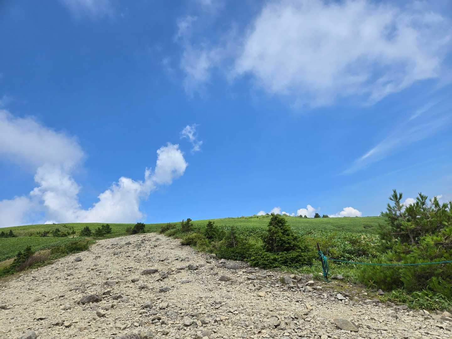 振り返ると伸びやかな景色が広がっている～👍
晴れてるね、山あるある