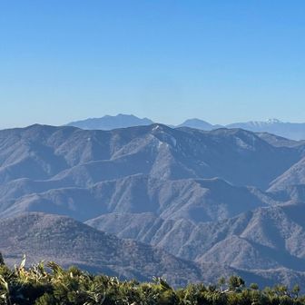 奥のギザギザのどれかが男体山、女体山、日光白根山みたい。
少し右の独立っぽいのが読み方分からんヶ岳。
右の雪被っているのが会津駒ヶ岳
