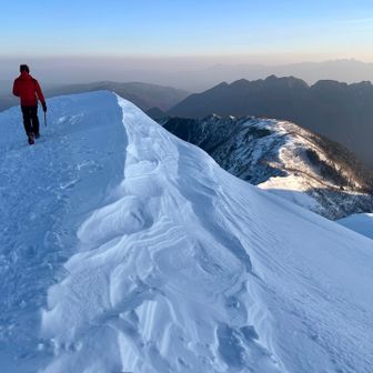 朝イチの山頂を堪能して、一先ず小屋へ戻る