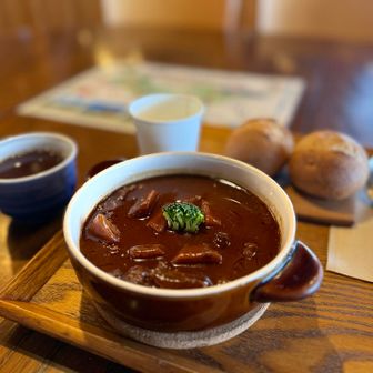 念願のビーフシチュー！牛肉ゴロゴロでうんまい！そしてそして、付いてるパンが旨すぎた！