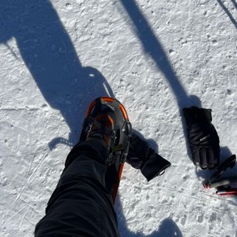 久しぶりに出したスノーシュー、装着方法を思い出しながら準備しましたが、結構時間がかかりました。😅