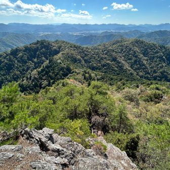 下山開始。まだまだ岩場が続く。というかルート難し。急こう配つづく。