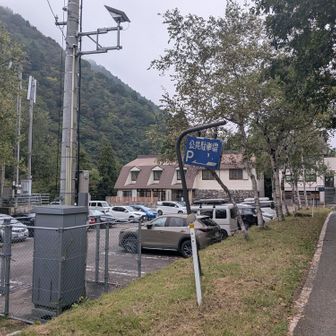 馬場島荘前の駐車場。ここが満車でも300m下ると大きな駐車場があるので、ここが満車でも悲観しなくても大丈夫です
