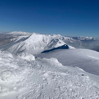 そして10時半頃、十勝岳頂上に到着です。微風ですが快晴でした。そこには絶景が広がっていました。

北側から...
美瑛岳。その奥に鋭く突きでているのはオヤプタテシケでしょうか。さらにその奥にはトムラウシ。トムラウシを挟み込むようにして左側には旭岳から白雲岳の稜線、右側には音更から石狩岳。