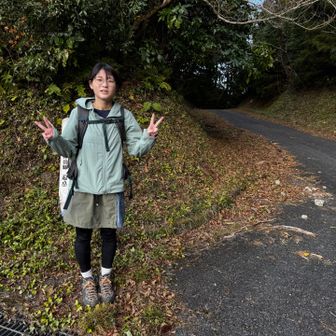 アップダウンを繰り返し荒谷峠の分岐🪧
帰りは登り返さずに林道を歩きます🛣️