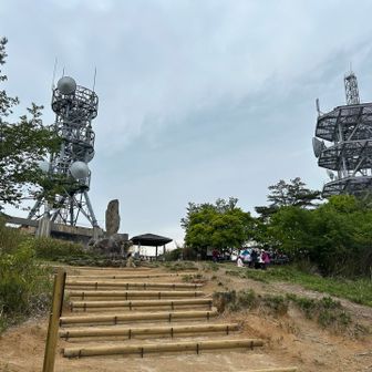 菊水山…かっこいい書体で書いてある碑