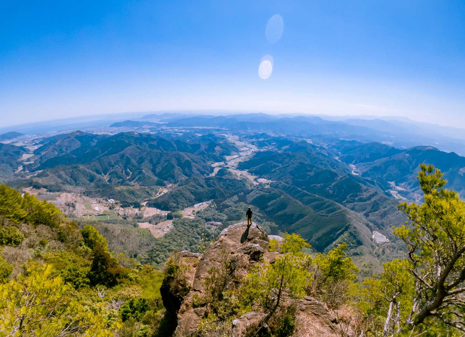 絶頂の雄岳山頂に立つ。素晴らしい展望。