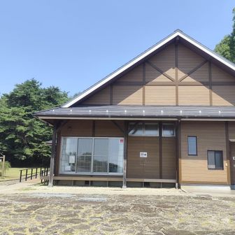 うぬまの森に、森の本屋さんとトイレがありました。ベンチとゴミ箱もあり。