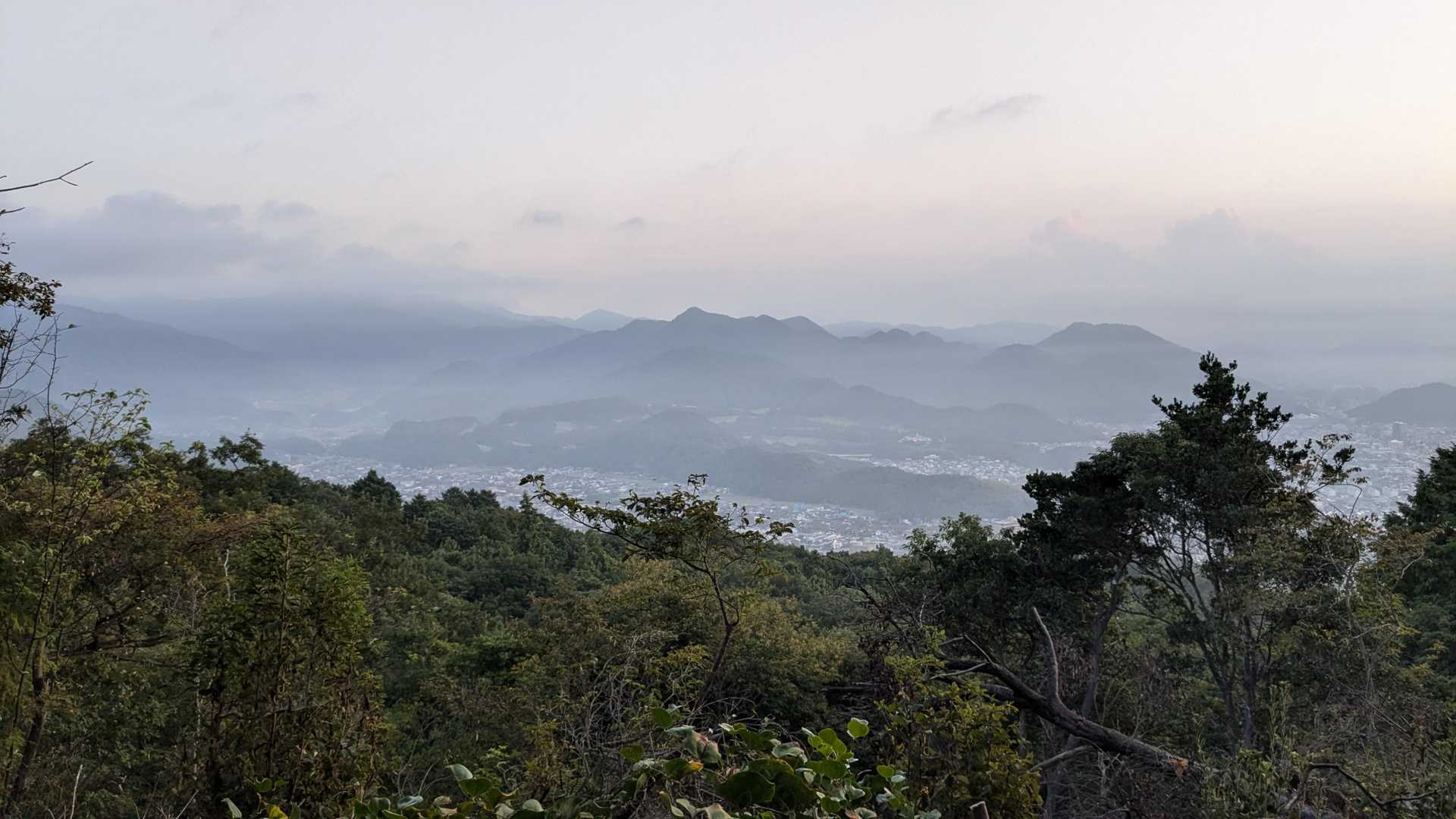 東鳳翩山