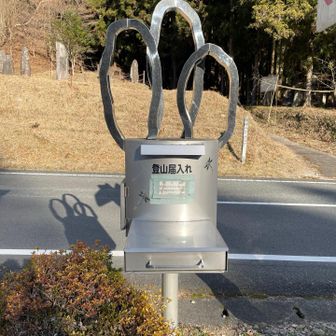 行きはなんだろうと思った。石のオブジェだ。