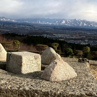 山頂の展望台着　　
三角点の後ろに太平山
