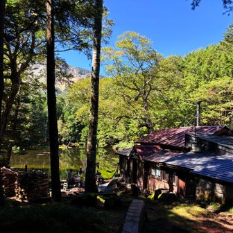 しらびそ小屋とみどり池に着きました。
小屋の前にはベンチとテーブルがあり休憩することができます。