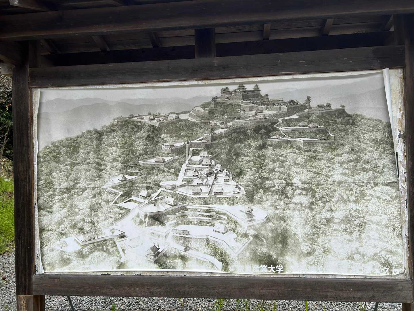 壷坂山駅をスタートしてしばらく歩くと、奈良産業大学作成のCGが👏
ほんま、エグい山城‼︎🏯