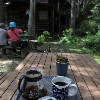 500円でたっぷり2杯分のコーヒーと羊羹は大変うれしい！
注文するとオーナーがテーブルでコーヒーをドリップしてくれる。
味もとても美味しかったが、この雰囲気の中でいただくのがまた気持ちよく落ち着く。
山行後のひとときにはぴったりだ。