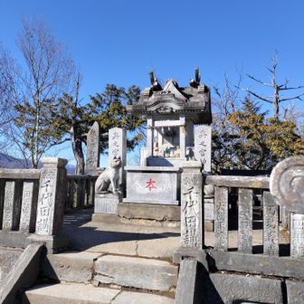 三峰神社奥宮　昔の人はよくこんな場所に神社を造ったものだなと思います