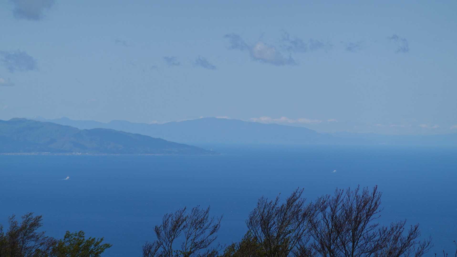 遠くに北海道松前半島

