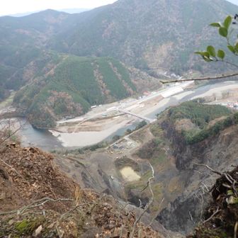 頂上は採石場に面している。ちょっと怖い