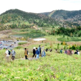 観光客が続々と・・
駐車場と弓池
弓池の向こうに逢の峰✨✨
本白根山へはあの峰を越えていきます👍
規制で今はいけない登山道😫😭

