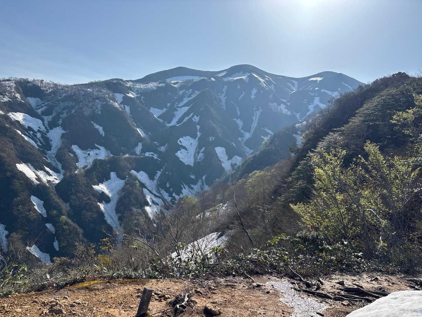粟ヶ岳往復 | 変化に富む山道を歩く新潟中越の象徴、佐渡・能登を見渡す頂の写真