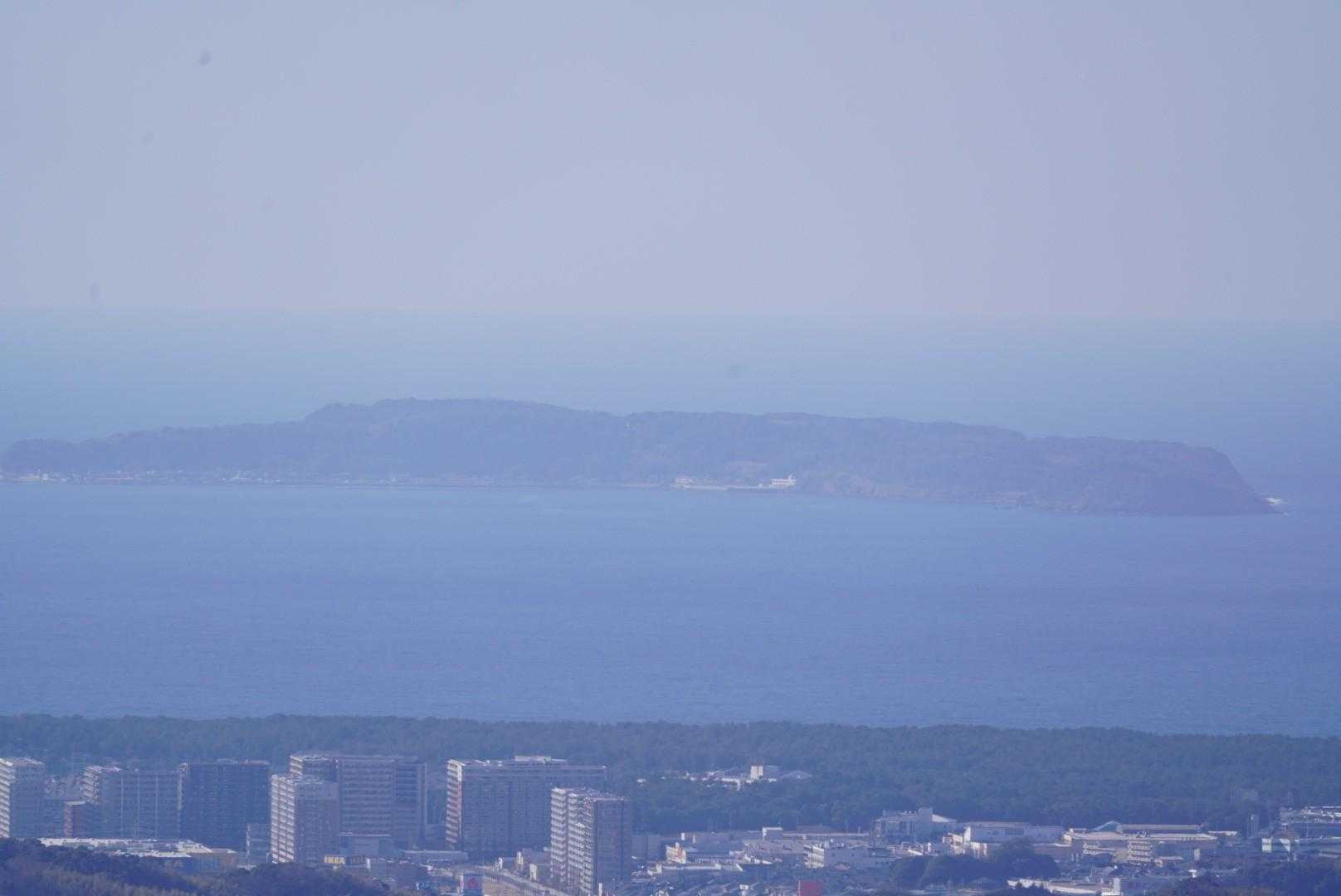 相島も霞んでます