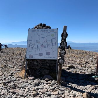 硫黄岳山頂はとても広く大勢休憩してます
眺めがいいからね