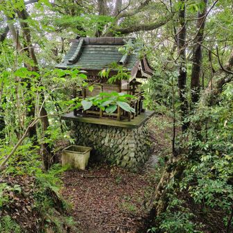 北峰神社の後ろに出る。